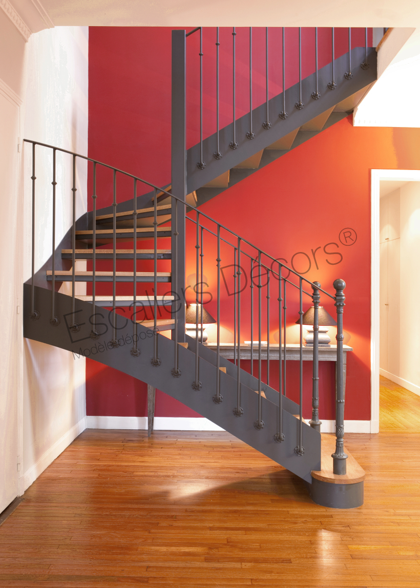 Photo DT78 - ESCA'DROIT® Bistrot 2/4 Tournants sans contremarches. Escalier en acier et bois pour une décoration classique de caractère.